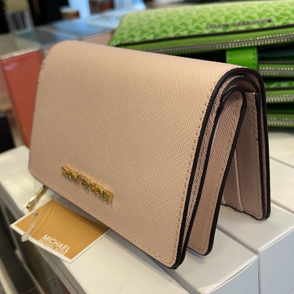 Michael Medium Crossgrain Leather Bifold Wallet
Powder Blush 
NWT - Picture 12 of 16